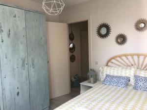 - une chambre avec un lit et une grande armoire grise dans l'établissement Casa Anastasia I, à Buendía