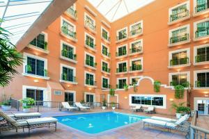 a building with a swimming pool in front of a building at iStay Hotel Ciudad Victoria in Ciudad Victoria