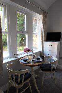 Farfield في Threshfield: طاولة وكرسيين في غرفة بها نوافذ