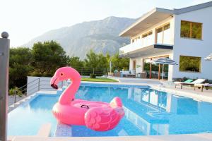 Bazén v ubytovaní Villa Yanko, large pool stunning sea view alebo v jeho blízkosti