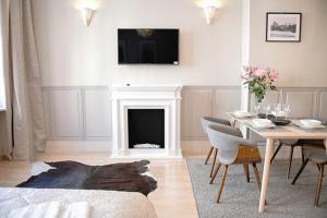 Televízia a/alebo spoločenská miestnosť v ubytovaní Apartament Kopernika 25