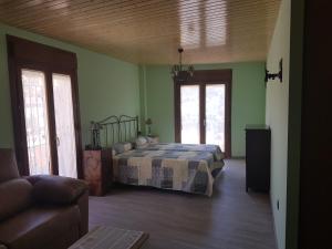 A bed or beds in a room at Hostal los Esquiladores