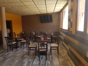 A restaurant or other place to eat at Hostal los Esquiladores