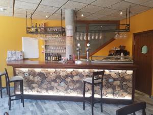 The lounge or bar area at Hostal los Esquiladores Még 18 kép