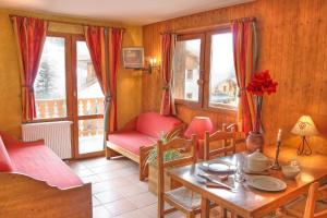 a living room with a table and a chair at Résidence Les Balcons De Val Cenis Le Haut in Lanslevillard