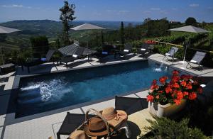 Bazén v ubytovaní La Ribezza Boutique Hotel alebo v jeho blízkosti