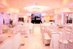 a banquet hall with white tables and chairs at iStay Hotel Ciudad Victoria in Ciudad Victoria +19 photos