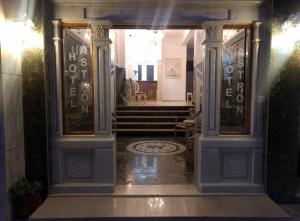 einen Eingang zu einem Gebäude mit Säulen und Treppen in der Unterkunft Hotel Astron in Mirina