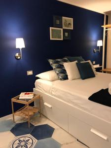 Un ou plusieurs lits dans un hébergement de l'établissement Be Blu Apartment