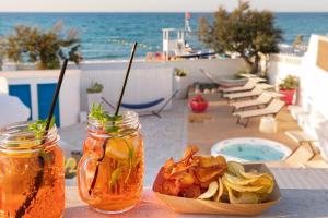 un tavolo con una ciotola di patatine e un barattolo di cibo di Beauty Beach Villa a Monopoli