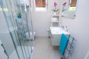 Kúpeľňa v ubytovaní Family Beach Apartments + 37 fotografií