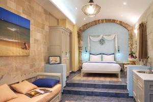 A bed or beds in a room at In Camera Art Boutique Hotel