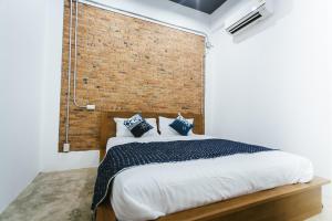 Łóżko lub łóżka w pokoju w obiekcie Hug Inn Phrae