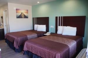 Кровать или кровати в номере Beach Inn