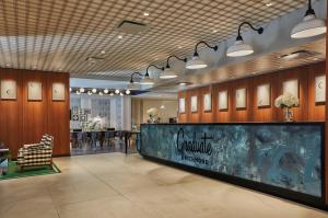 a lobby with a hair salon with a table and chairs at Graduate Richmond in Richmond