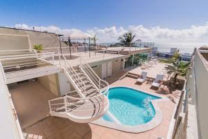 een resort met een glijbaan en een zwembad bij Bela Vista Praia Hotel in Natal