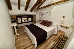 Un dormitorio con una cama grande y una ventana en Casa Las Tinajas en Iznájar