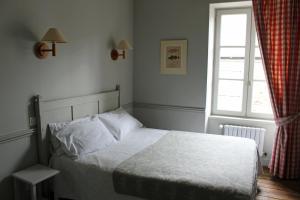 Un pat sau paturi într-o cameră la Les Mouettes