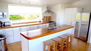 Kuchyň nebo kuchyňský kout v ubytování The Waiheke Lodge