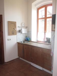a kitchen with a sink and a window at Ferienwohnung Pusteblume in Steinhöfel