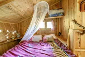Postel nebo postele na pokoji v ubytování L'Arbre à Cabane