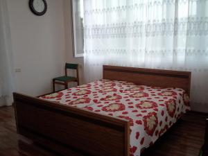 una camera con un letto con una coperta rossa e bianca di liziko's House a Kobuleti