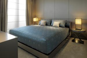 Postel nebo postele na pokoji v ubytování Armani Hotel Milano