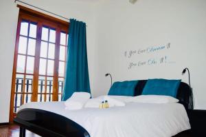 Gold Cave casa vacanze relax nel bosco appartamenti في Pessinetto: غرفة نوم بسرير كبير وستارة زرقاء