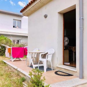 eine Terrasse mit einem Tisch und Stühlen außerhalb eines Hauses in der Unterkunft appartamento vacanze Sardegna in Siniscola