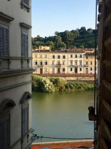 - une vue depuis la fenêtre d'un bâtiment et d'une rivière dans l'établissement VOLTA DEI TINTORI APT. RIVER VIEW WIFI TV, à Florence