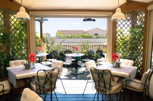 un restaurant avec des tables et des chaises sur une terrasse dans l'établissement Hotel Scalinata Di Spagna, à Rome