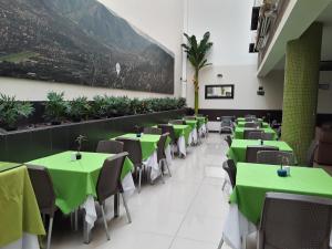 Hotel Acqua Medellín tesisinde bir restoran veya yemek mekanı