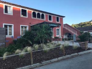 Το κτήριο όπου στεγάζεται  το διαμέρισμα