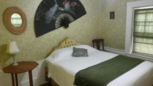 Säng eller sängar i ett rum på Port Albert Inn and Cottages