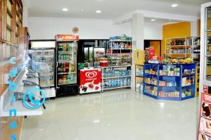 Supermarket nebo jiné obchody v  penzionu nebo okolí