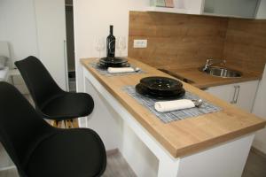 Kuchyň nebo kuchyňský kout v ubytování Stylish Apartment in City Center