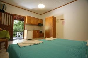 a kitchen with a large green bed in a room at Caviri in Galissas