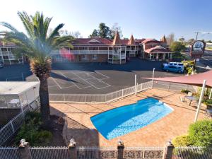 an overhead view of a swimming pool in a parking lot at Abel Tasman Motor Inn in Dubbo