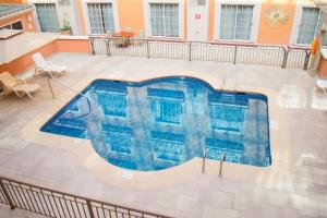 Bazén v ubytování iStay Hotel Ciudad Juarez nebo v jeho okolí