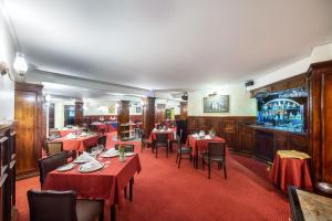 a restaurant with tables and chairs and a bar at Ritz Apart Hotel in La Paz