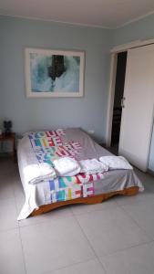 ein Schlafzimmer mit einem Bett mit Handtüchern darauf in der Unterkunft Port nivelle IBAIAN in Saint-Jean-de-Luz