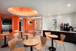 Zona de lounge sau bar la Motel 6-Swift Current, SK