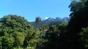 a view of a jungle with mountains in the background at Casa tia Rosa, hospedagem familiar Guapimirim RJ in Guapimirim +21 photos