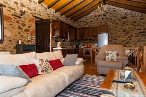 een woonkamer met een bank en een keuken bij Luxury House In The Hills in Sparta