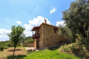 een klein stenen gebouw met een kruis erop bij Luxury House In The Hills in Sparta