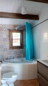 a bathroom with a tub and a toilet and a sink at El vivero in Chiclana de la Frontera