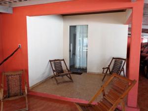 two chairs sitting in a room with a wall at Casa central em Bonito-MS in Bonito