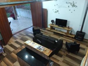 an overhead view of a living room with a couch and a television at Rancho Ferradura in Treze Tílias