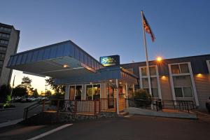 a fast food restaurant with a sign on it at Shilo Inn Portland Rose Garden - Convention Center in Portland