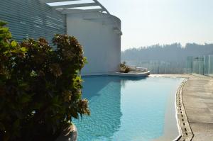 Der Swimmingpool an oder in der Nähe von Apart Lyon Suite
